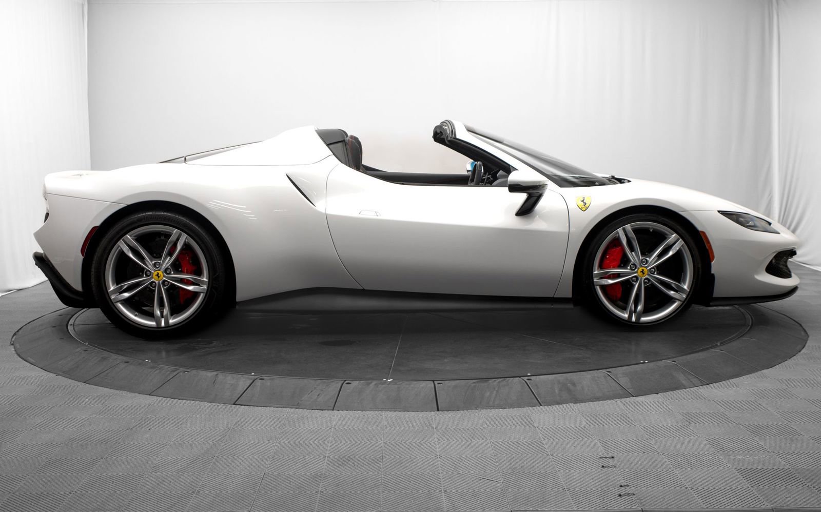 Used 2025 Ferrari 296 GTS RWD image 2