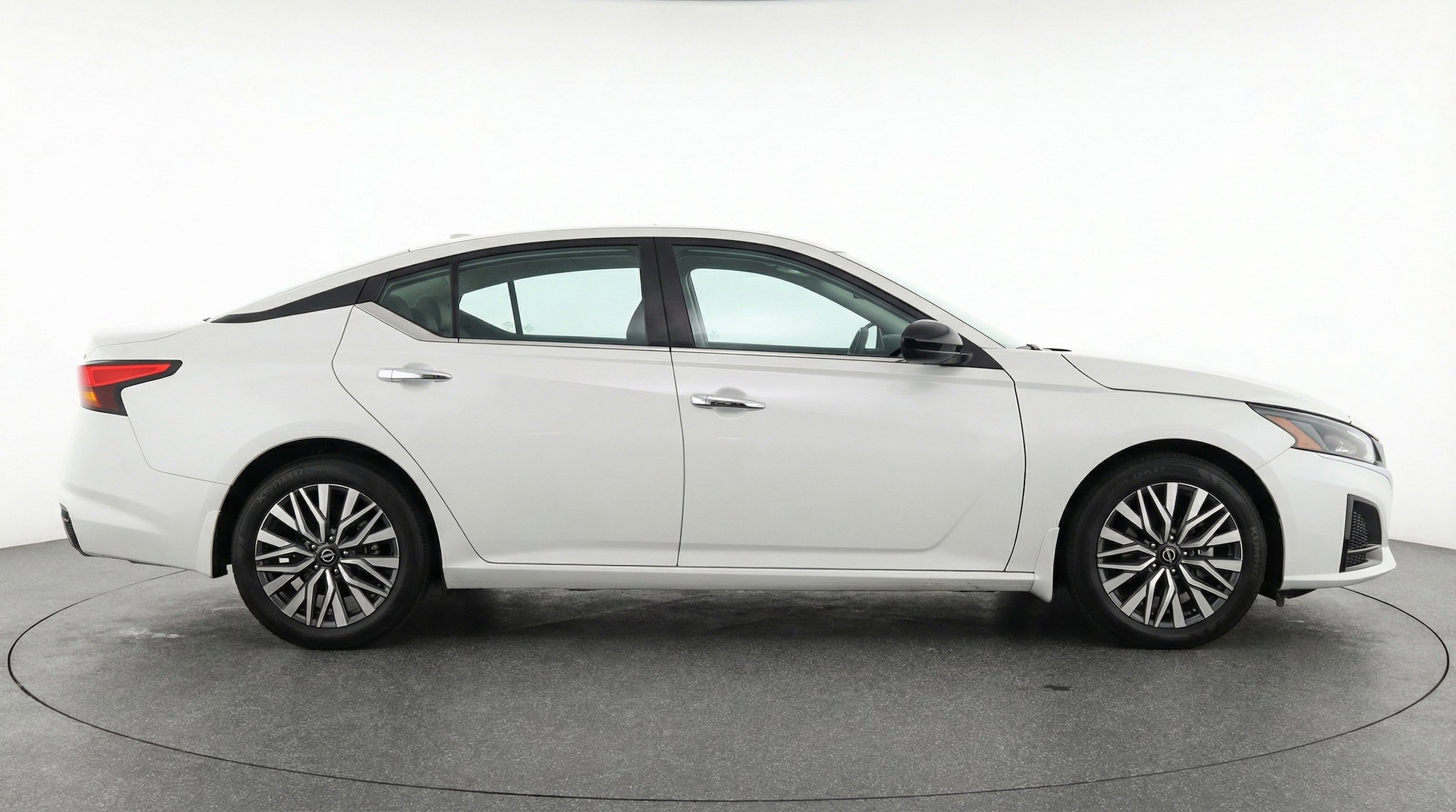 Used 2025 Nissan Altima 2.5 SV FWD image 8