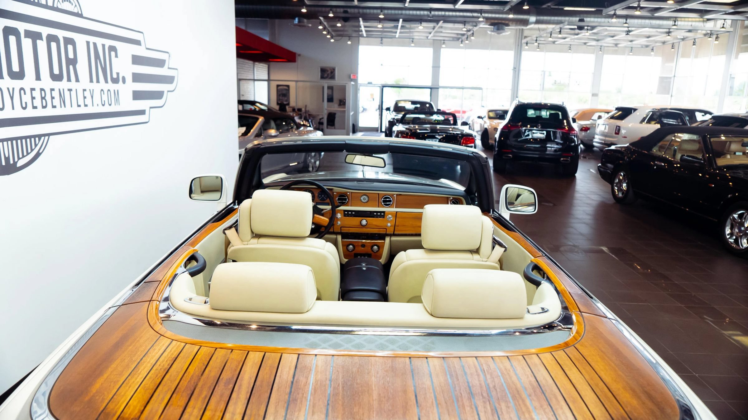 Used 2011 Rolls-Royce Phantom Drophead Coupe RWD image 18