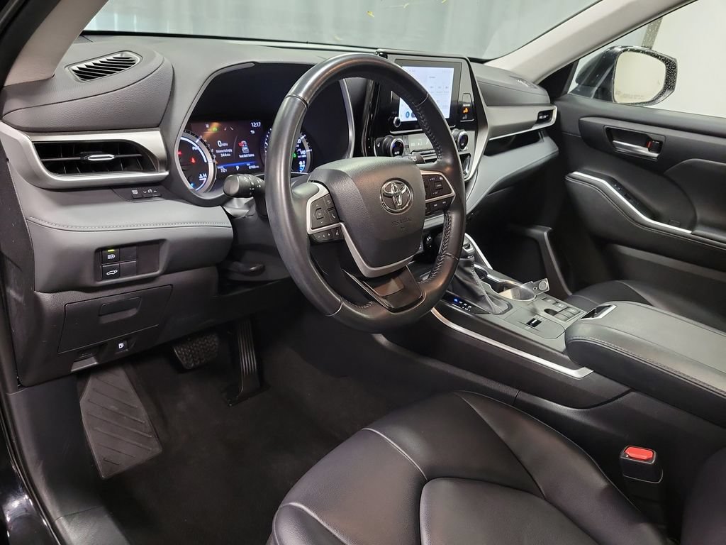 Used 2023 Toyota Highlander XLE AWD/4WD image 16