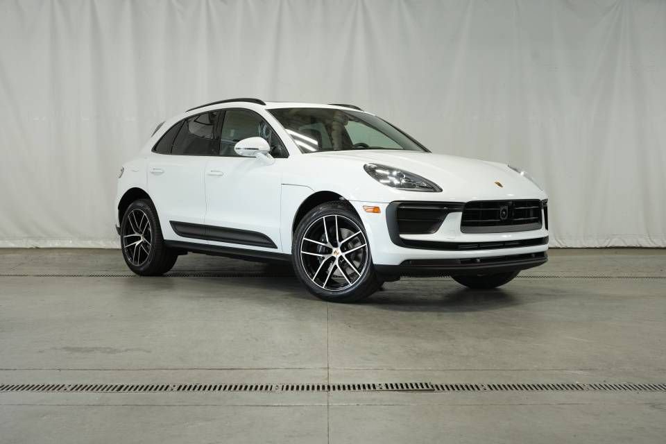 Certified 2025 Porsche Macan AWD/4WD image 9