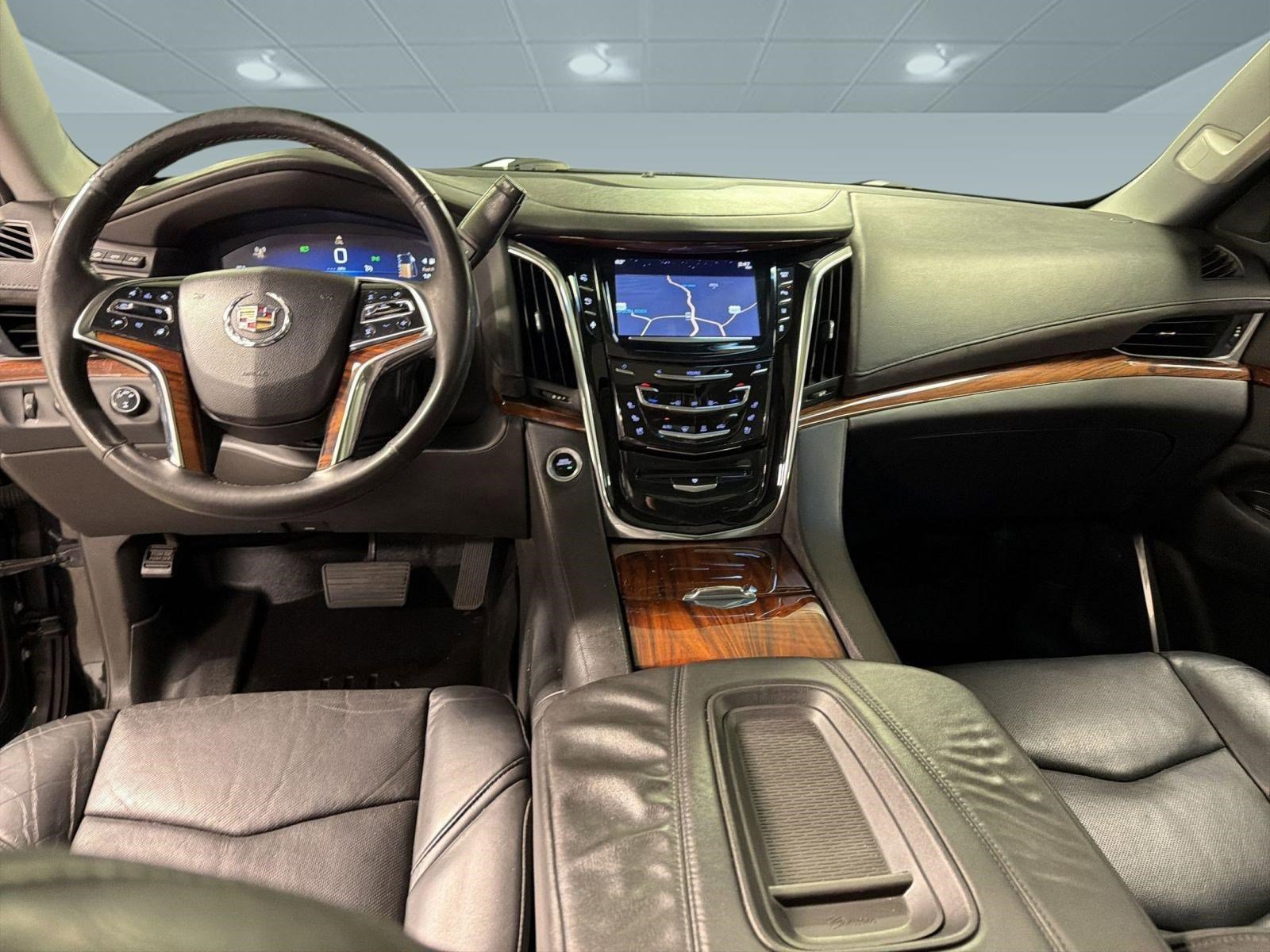 Used 2015 Cadillac Escalade Luxury image 16