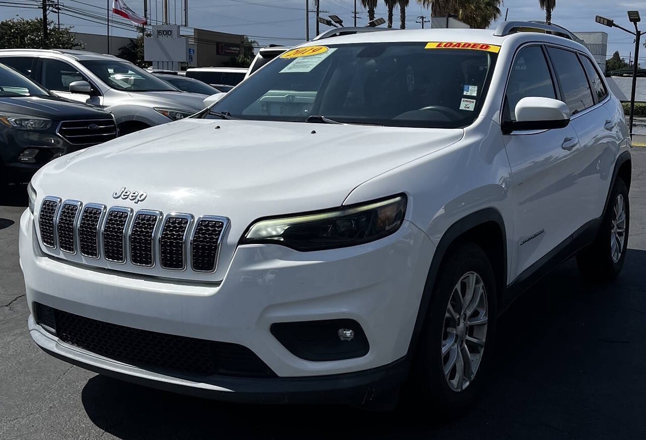 Used 2019 Jeep Cherokee Latitude w/ Popular Appearance Group FWD image 2