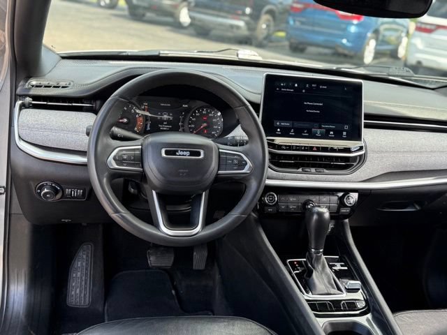 Used 2023 Jeep Compass Latitude w/ Sun and Sound Group AWD/4WD image 5