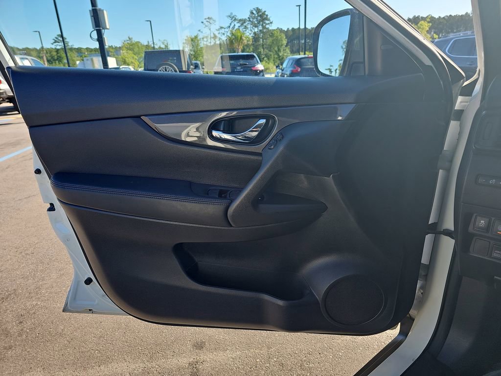 Used 2017 Nissan Rogue SV AWD/4WD image 26