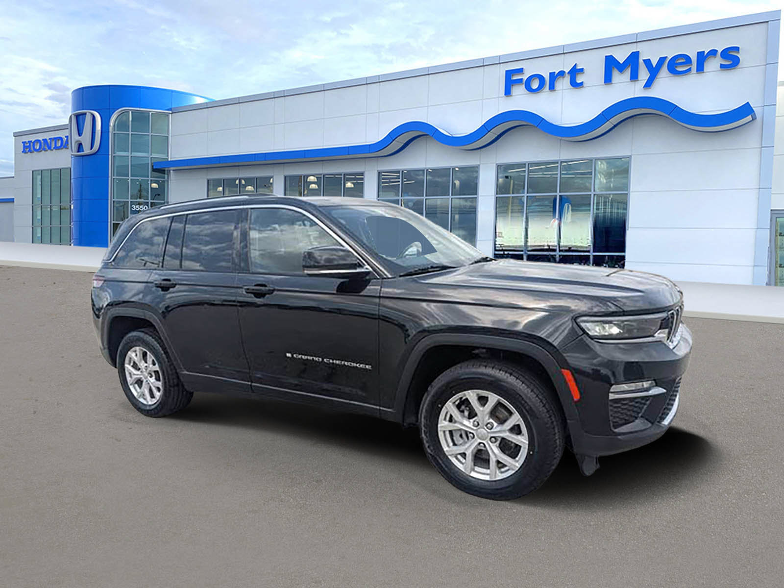 Used 2023 Jeep Grand Cherokee Limited AWD/4WD image 1