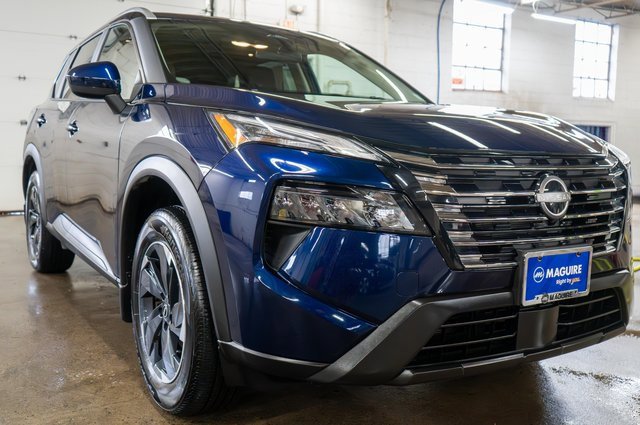 Used 2025 Nissan Rogue SV w/ SV Premium Package image 4