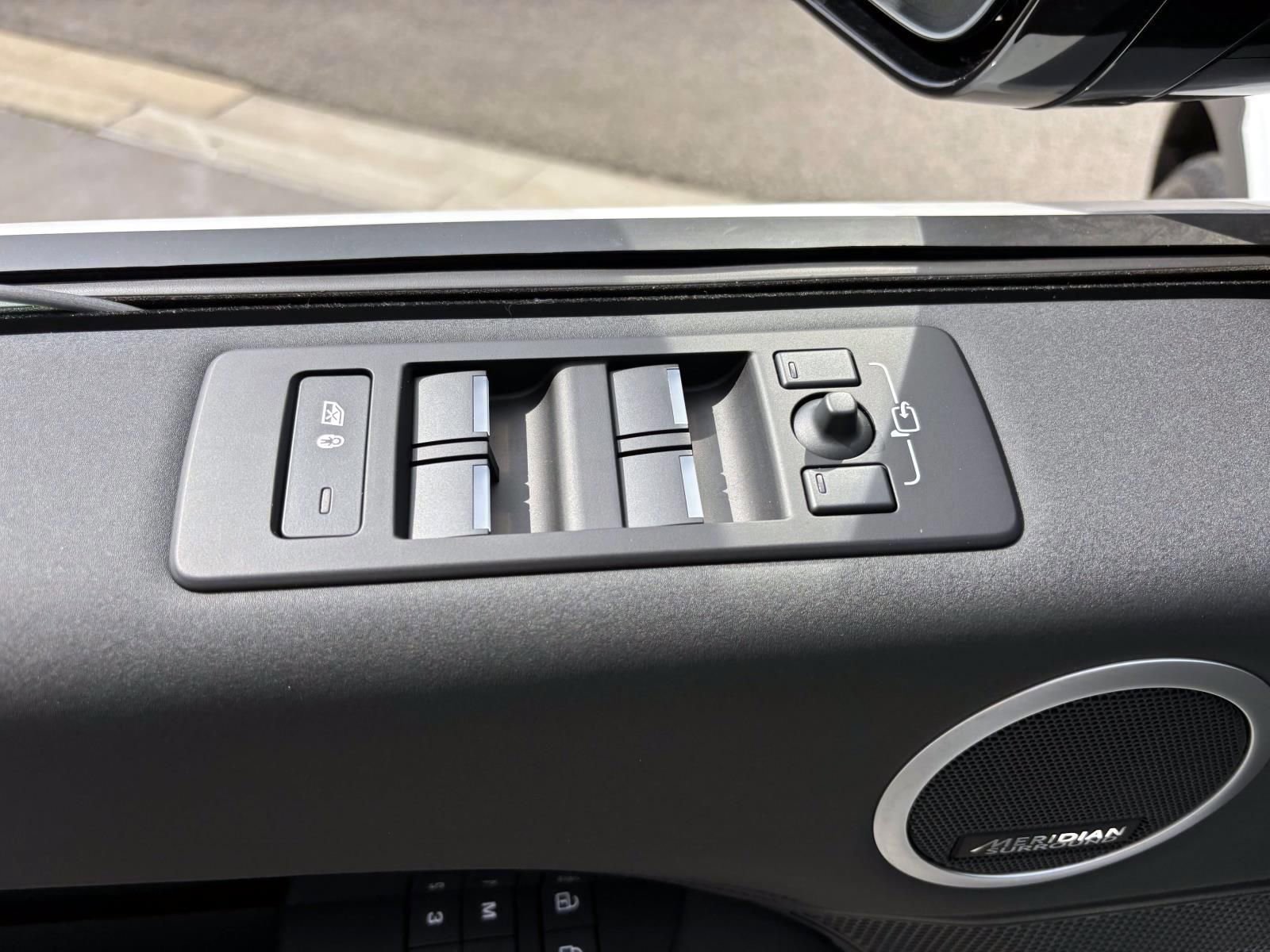 Used 2025 Land Rover Discovery S AWD/4WD image 12