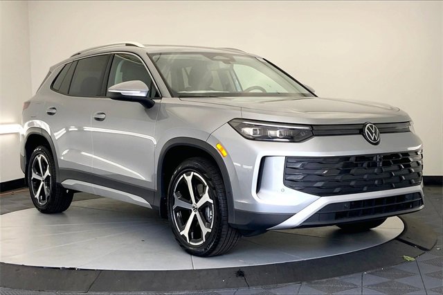 New 2025 Volkswagen Tiguan SE image 1