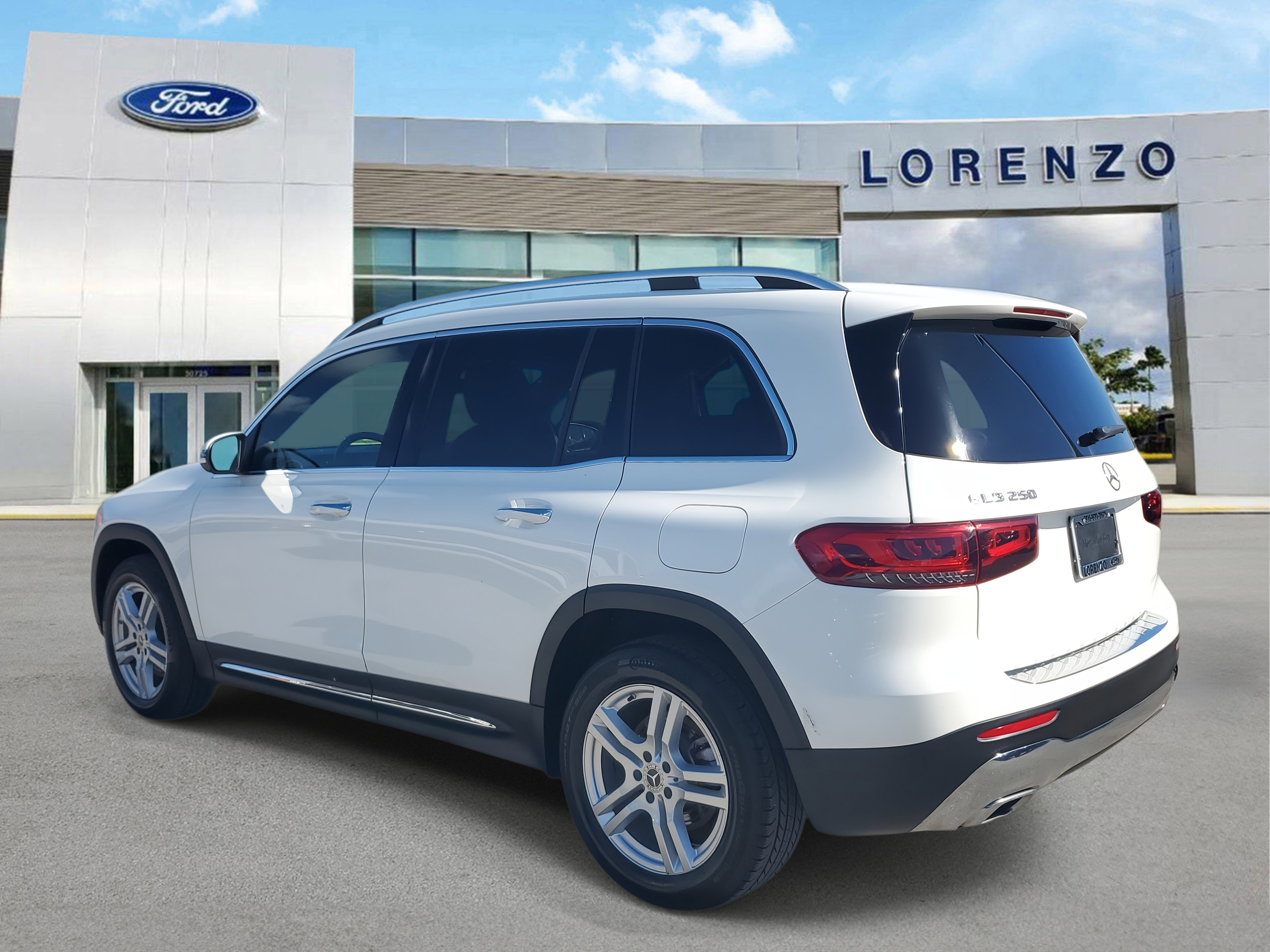 Used 2023 Mercedes-Benz GLB 250 4MATIC w/ Premium Package image 7