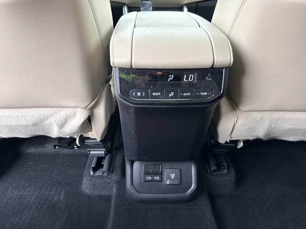 Used 2024 Toyota Highlander Limited AWD/4WD image 19