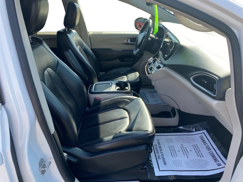 Used 2023 Chrysler Pacifica Touring-L FWD image 17