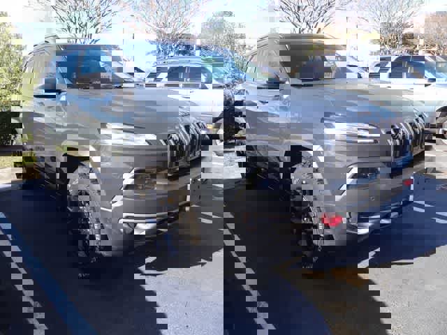 Used 2017 Jeep Cherokee Trailhawk image 3