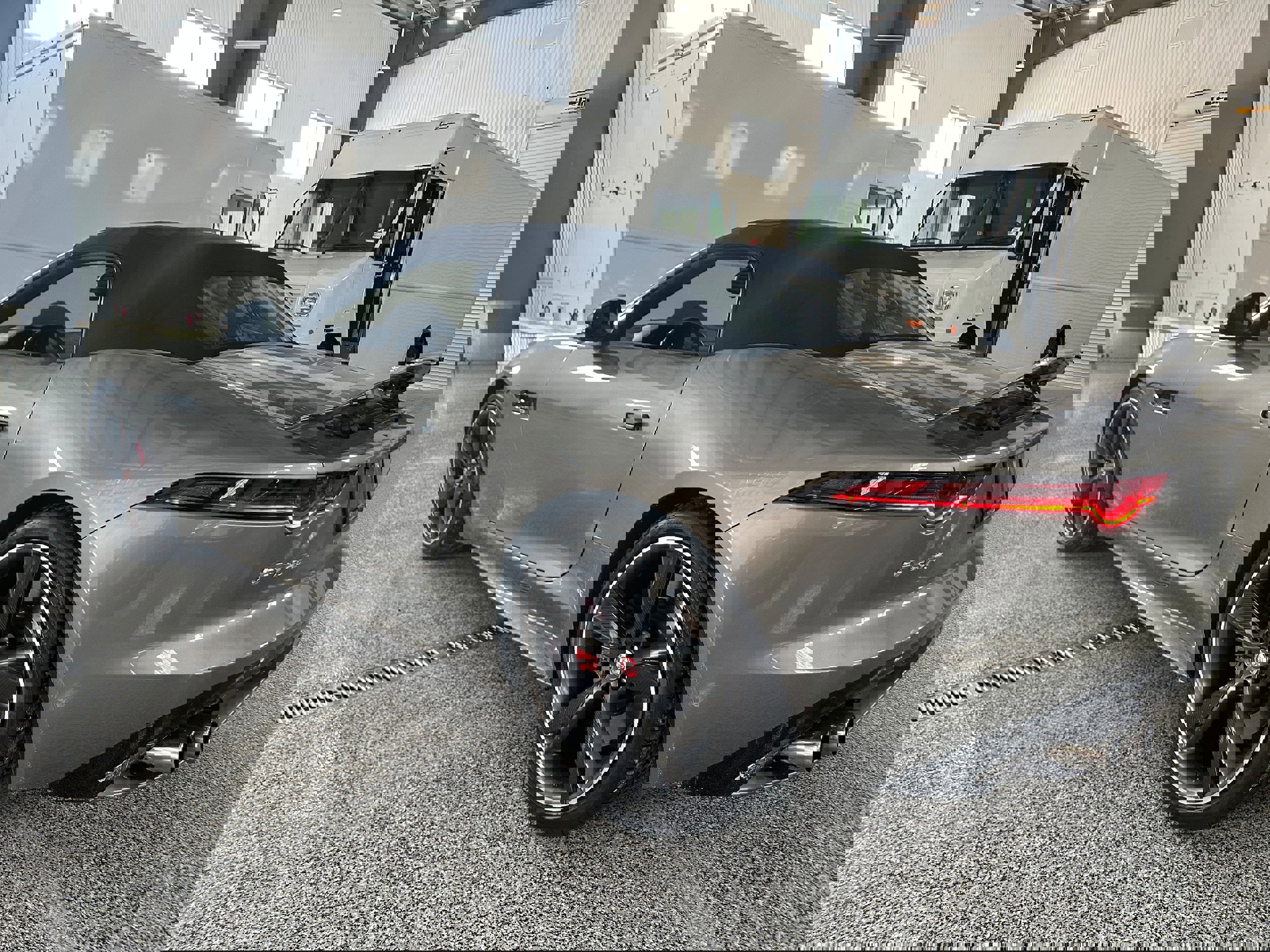 Used 2018 Jaguar F-TYPE R image 3