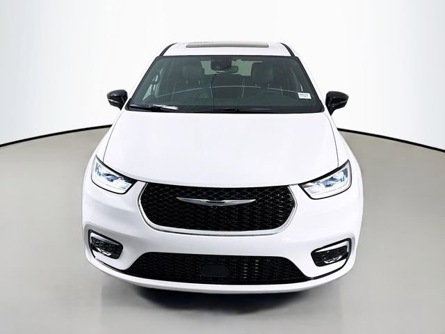 New 2026 Chrysler Pacifica Limited w/ Uconnect Theater Family Group image 2