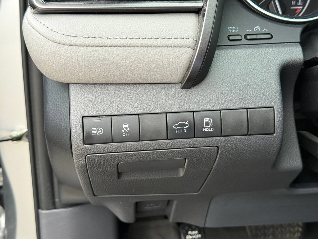 Used 2020 Toyota Camry SE FWD image 18