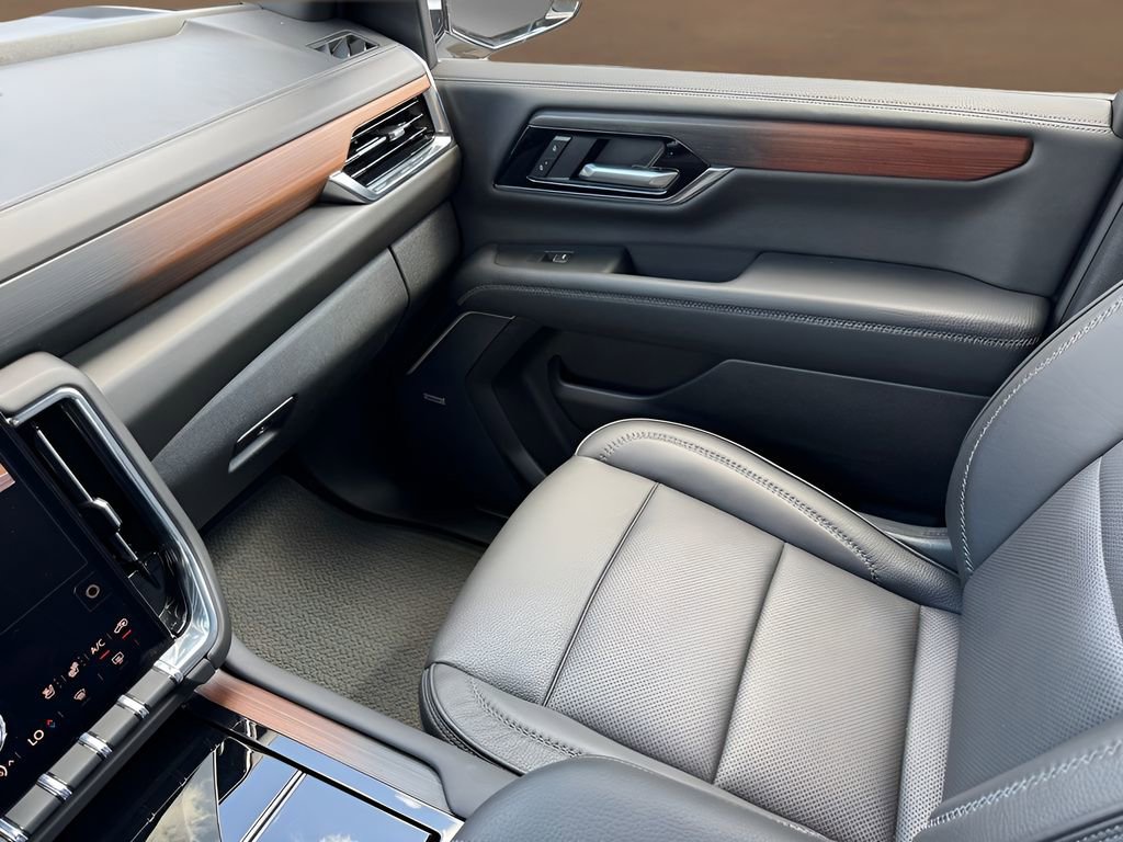 Used 2025 GMC Yukon XL Denali AWD/4WD image 29