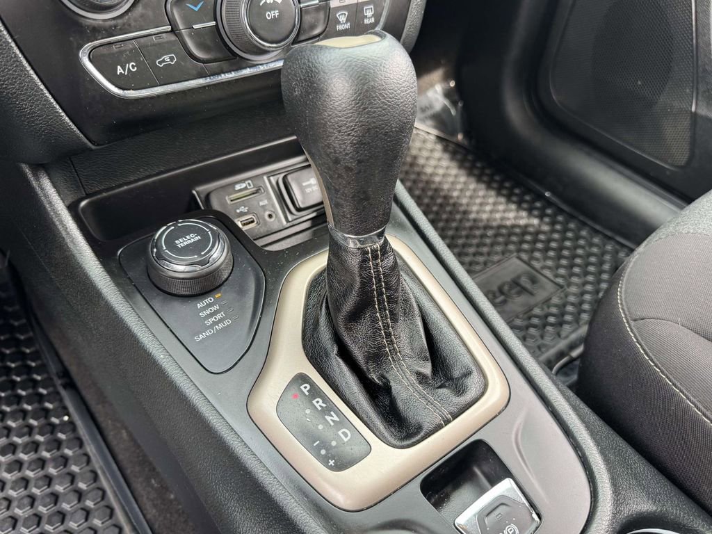 Used 2015 Jeep Cherokee Sport w/ Cold Weather Group AWD/4WD image 22