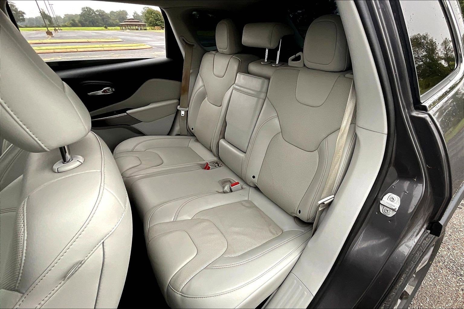 Used 2019 Jeep Cherokee Limited w/ Technology Group image 16