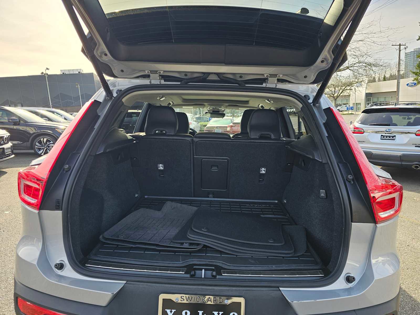 Used 2023 Volvo XC40 B4 Plus w/ Protection Package Premier FWD image 19