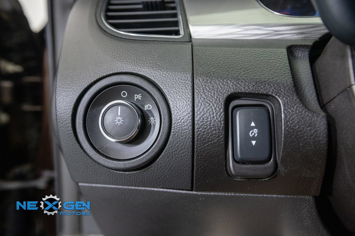 Used 2013 Ford Taurus SEL FWD image 13