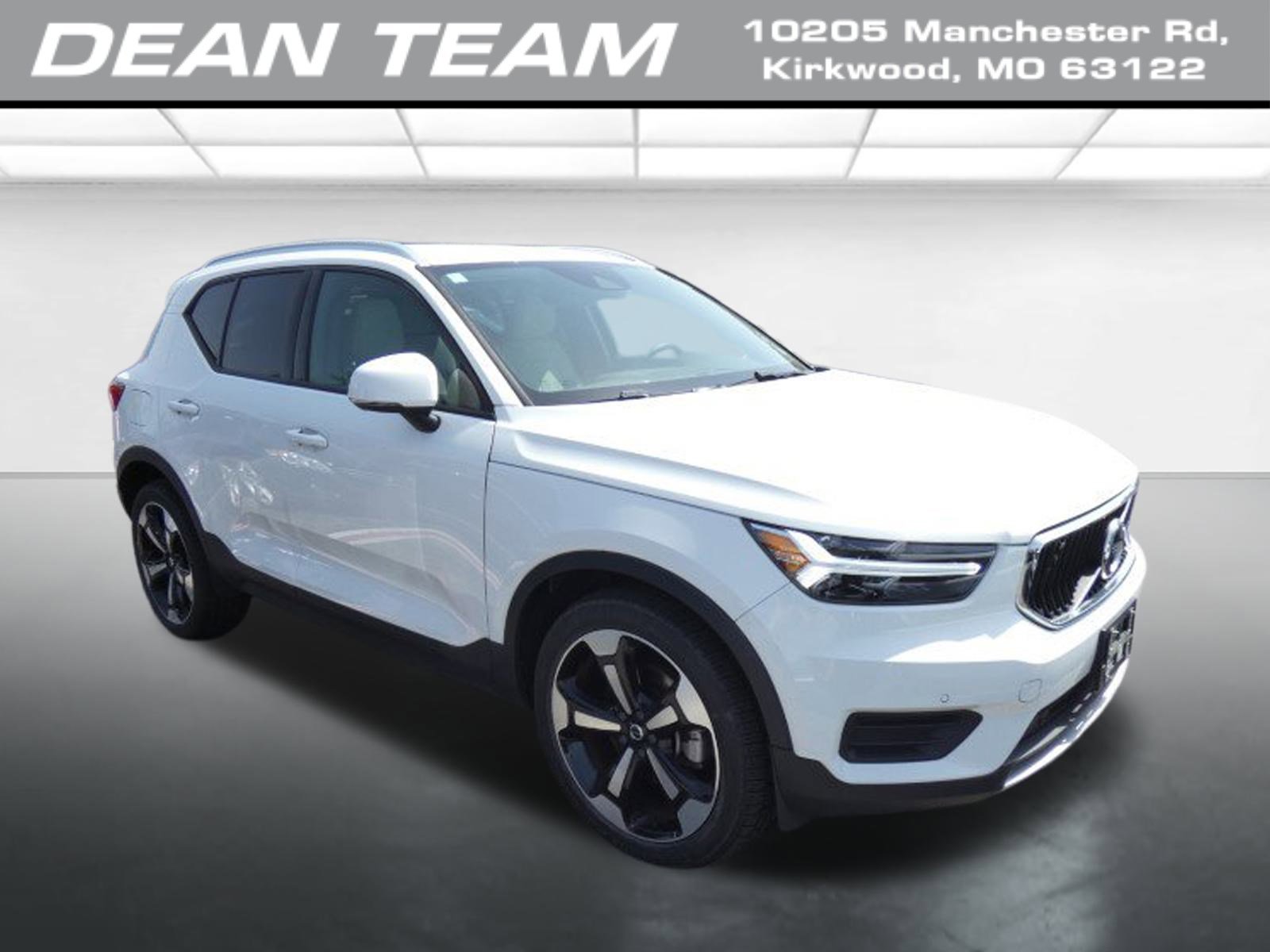 Used 2020 Volvo XC40 T4 Momentum image 1
