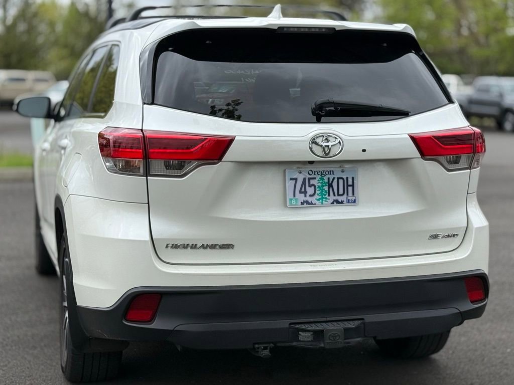 Used 2017 Toyota Highlander SE AWD/4WD image 3