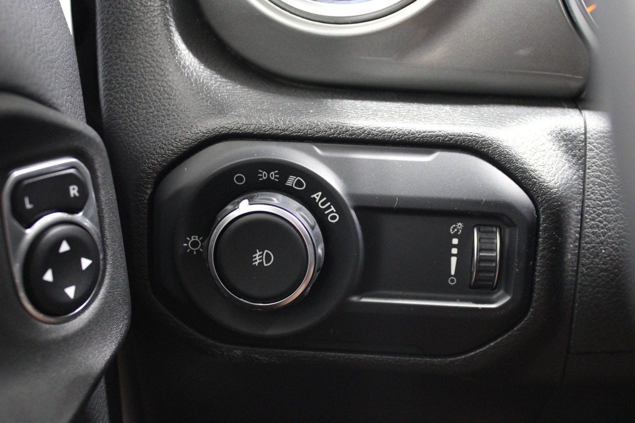 Used 2023 Jeep Wrangler Unlimited Sahara w/ Cold Weather Group AWD/4WD image 38