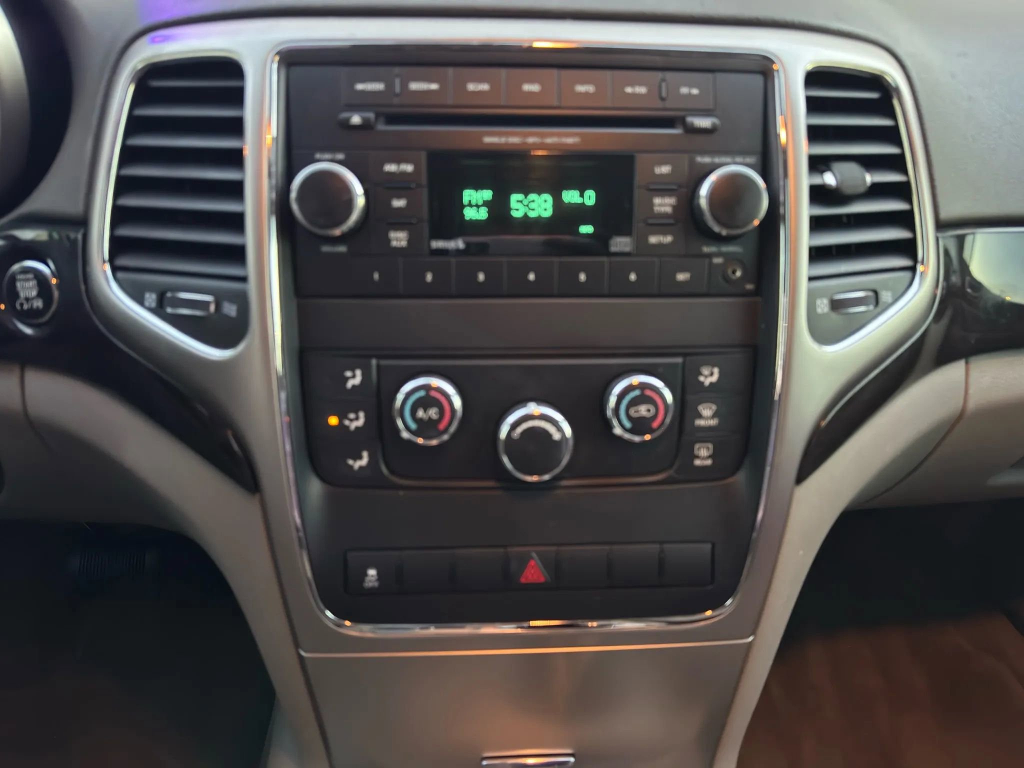 Used 2013 Jeep Grand Cherokee Laredo w/ Laredo E Group image 23