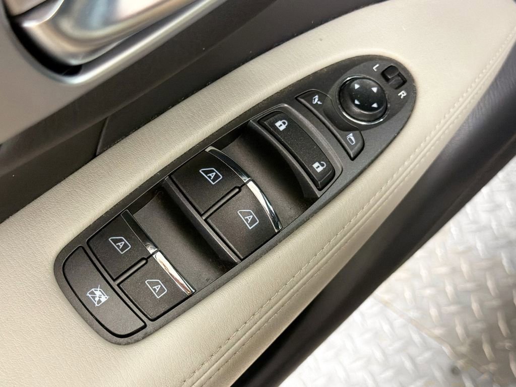 Used 2017 INFINITI Q70 5.6 w/ Sport Package RWD image 19