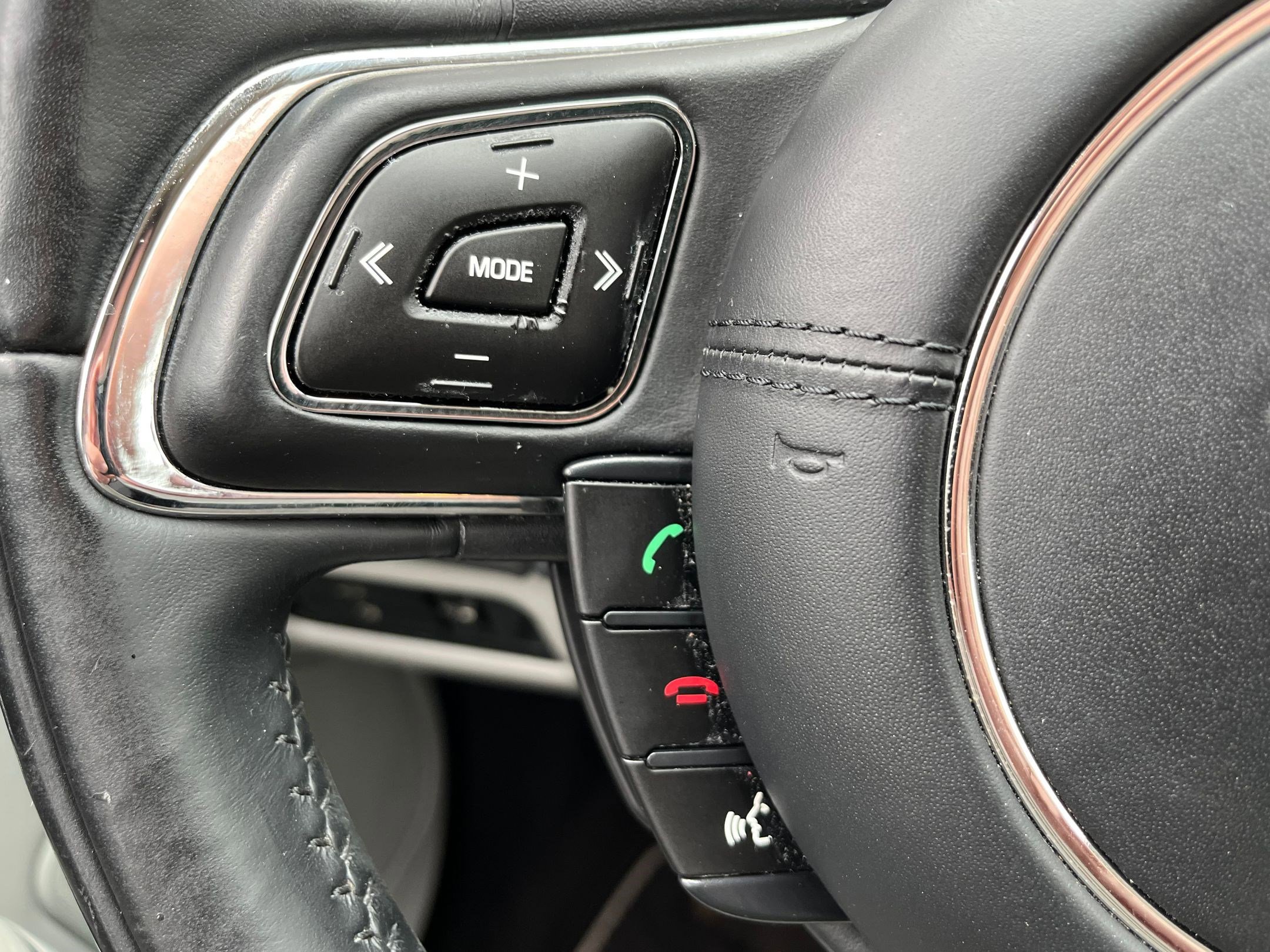 Used 2013 Jaguar XJ image 17