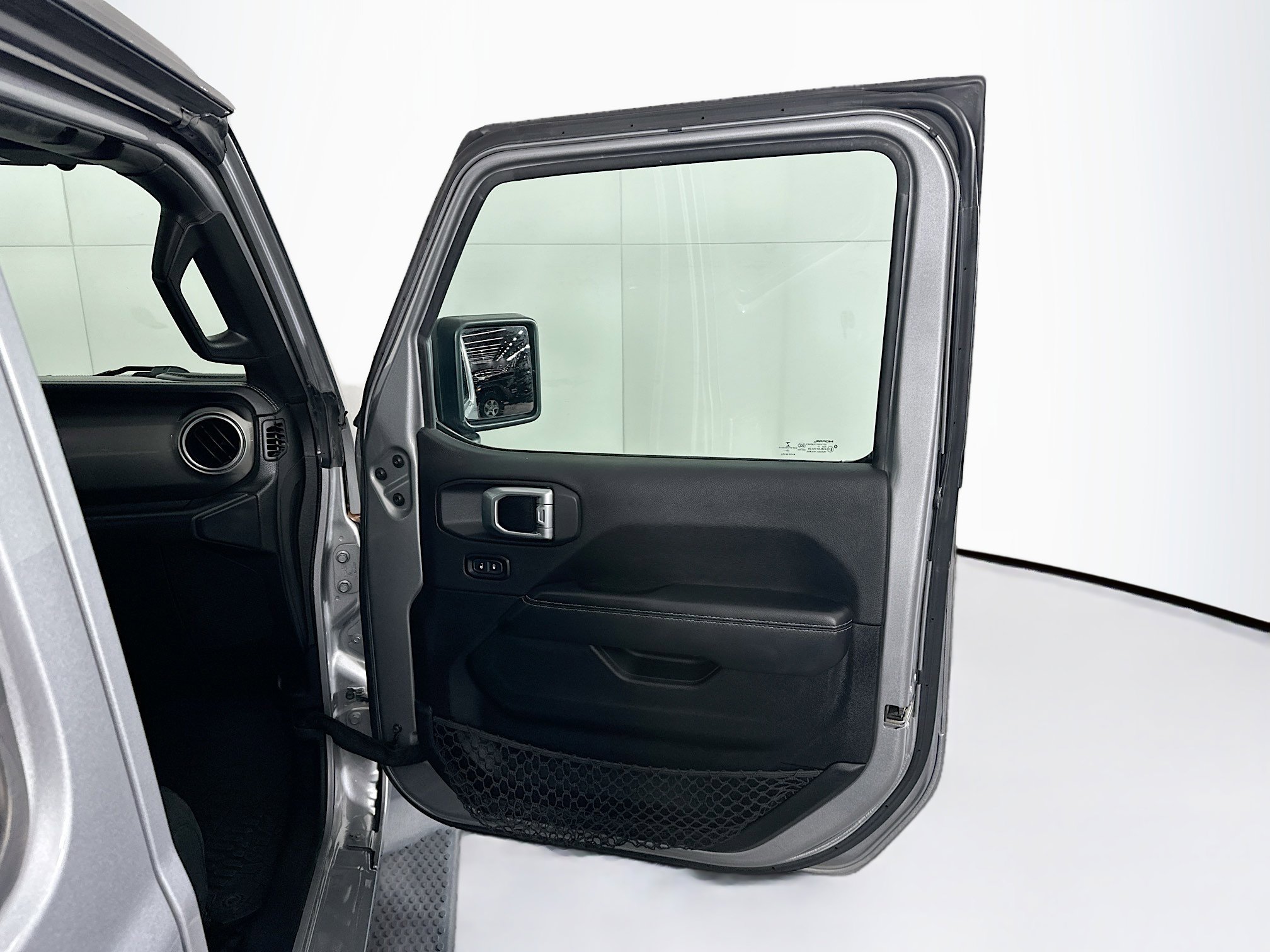 Used 2020 Jeep Wrangler Unlimited Sahara image 29