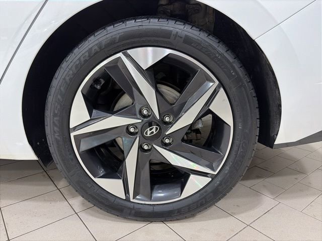 Used 2023 Hyundai Elantra Limited image 21