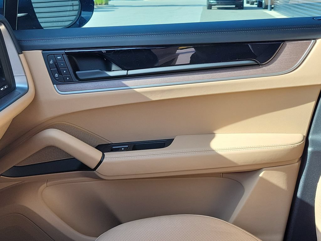 Certified 2025 Porsche Cayenne S AWD/4WD image 23