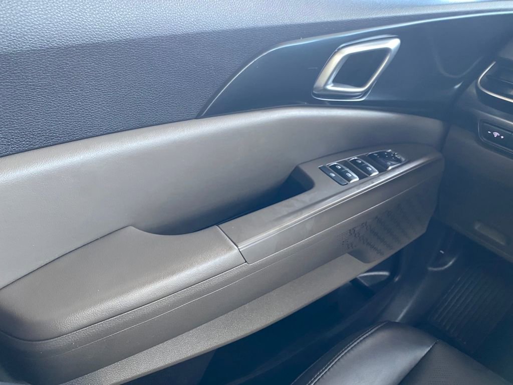 Used 2025 Kia Carnival image 31