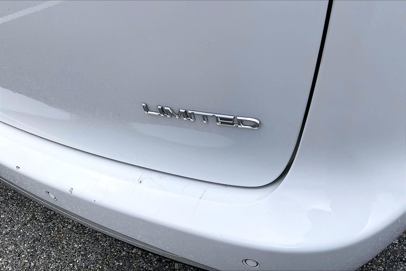 Used 2018 Chrysler Pacifica Limited w/ Tire & Wheel Group FWD image 8