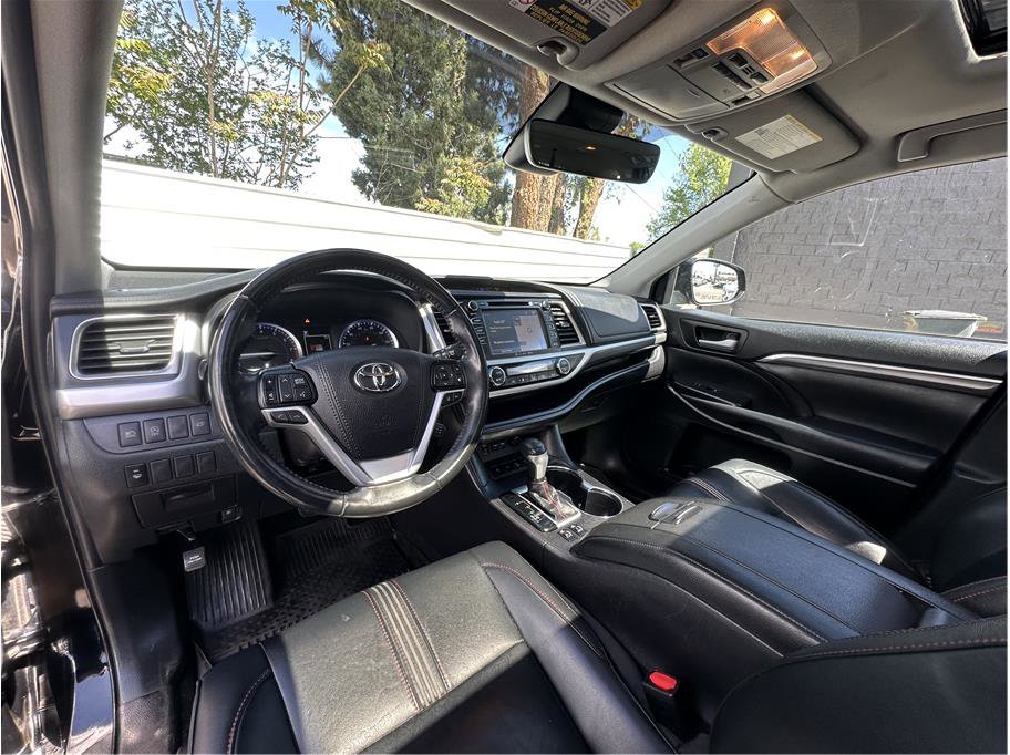 Used 2019 Toyota Highlander SE w/ Nightshade Edition AWD/4WD image 14
