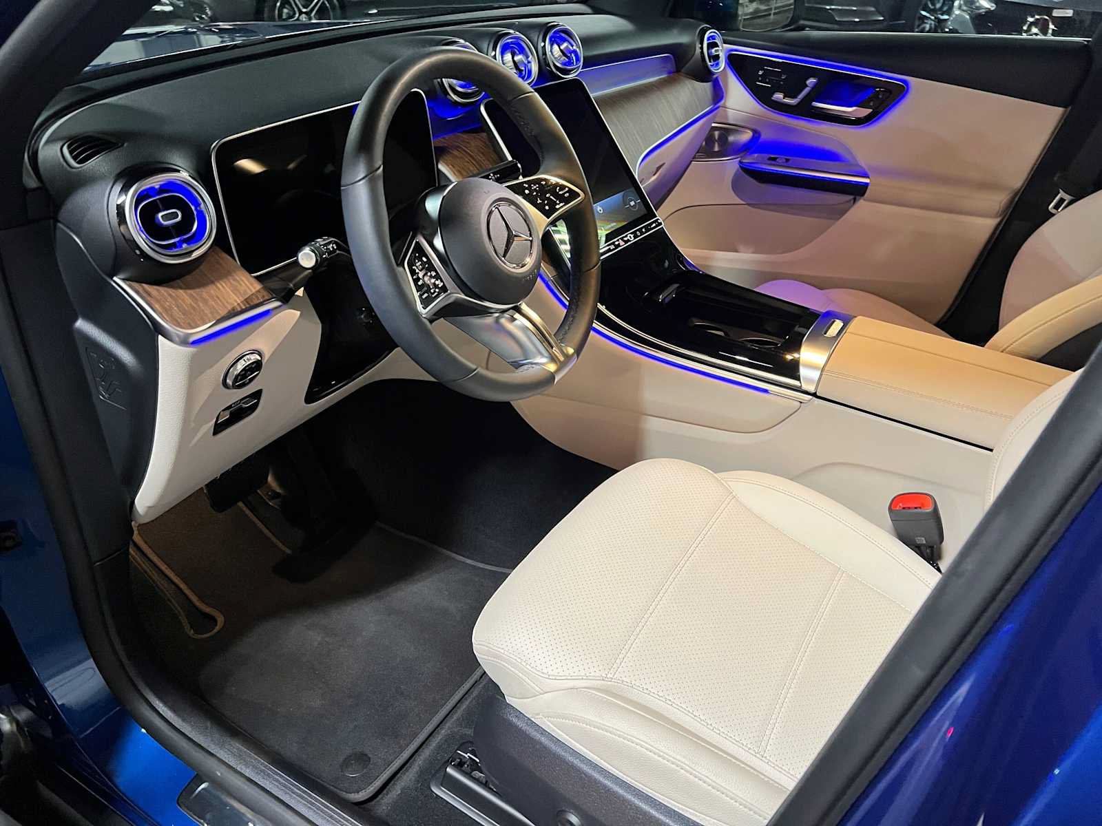 Used 2025 Mercedes-Benz GLC 300 image 24