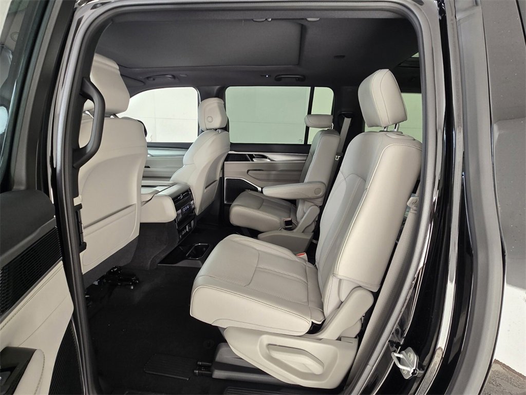 New 2025 Jeep Wagoneer L Series II image 8