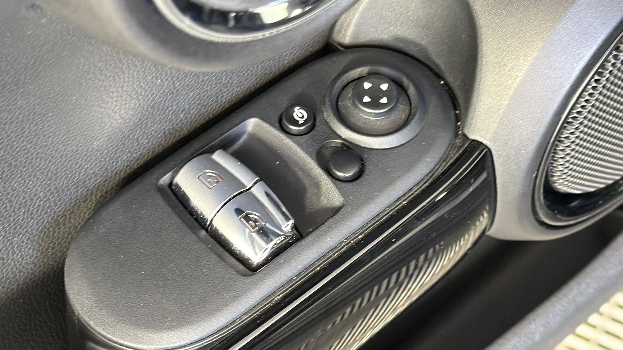 Used 2024 MINI Cooper 2-Door Hardtop image 12