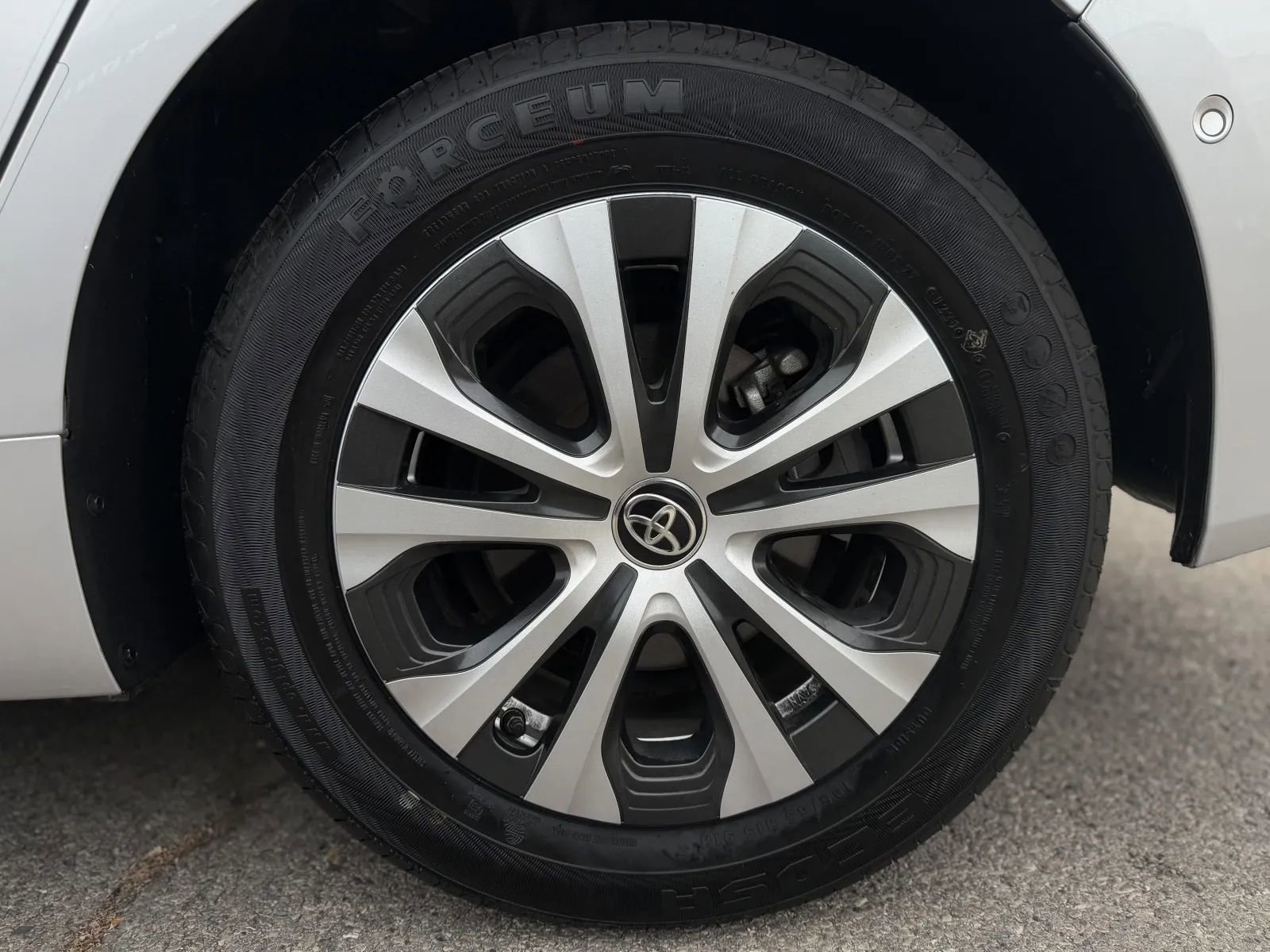 Used 2020 Toyota Prius XLE w/ Preferred Accessory Package image 44