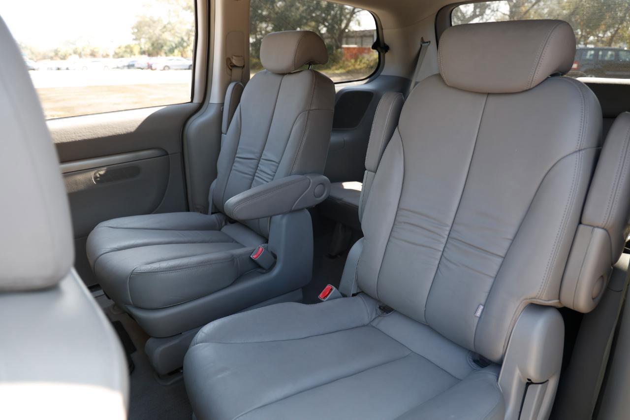 Used 2007 Hyundai Entourage Limited image 8