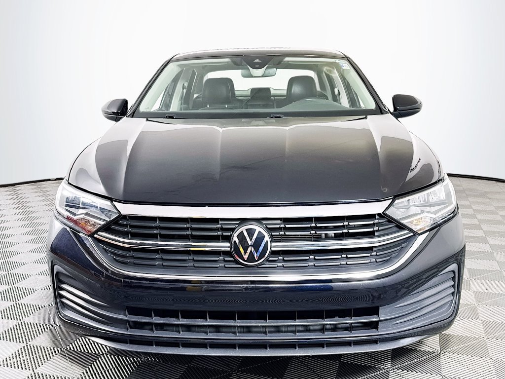 Used 2024 Volkswagen Jetta SE FWD image 2