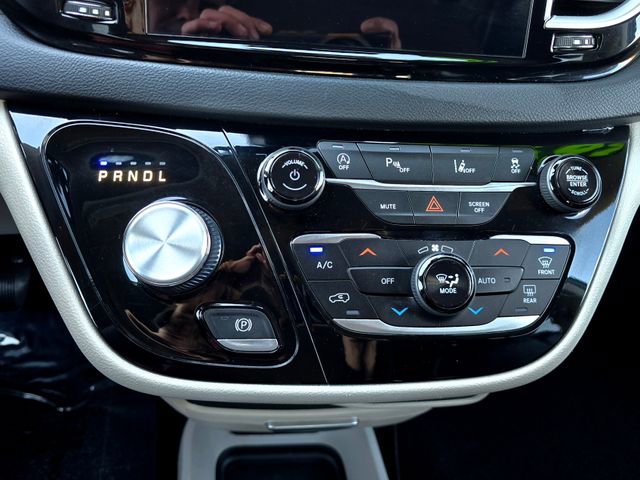 Certified 2023 Chrysler Pacifica Touring-L image 12