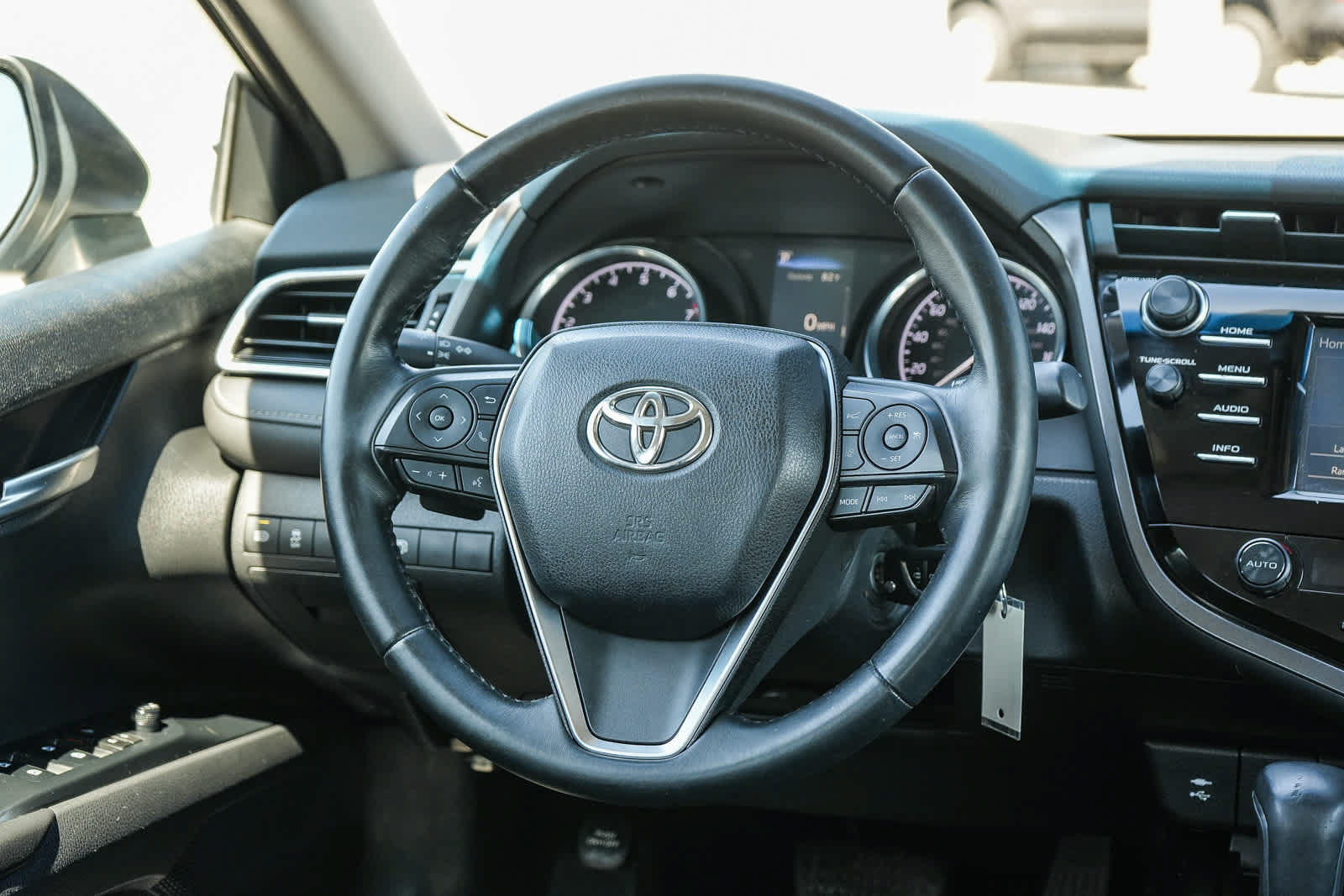 Used 2018 Toyota Camry SE FWD image 16