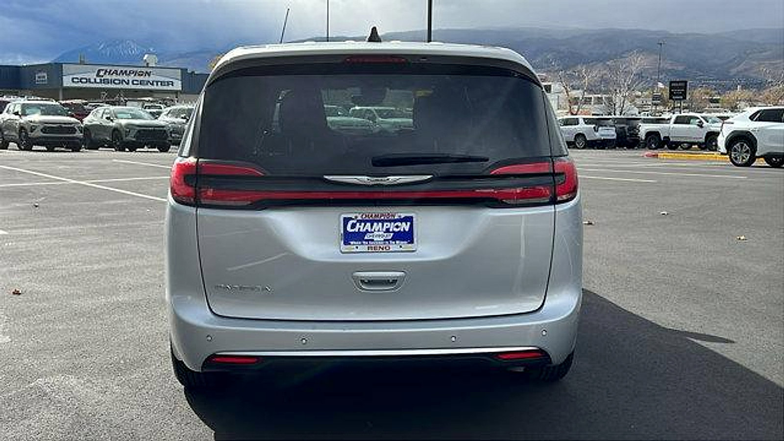 Used 2023 Chrysler Pacifica Touring image 6