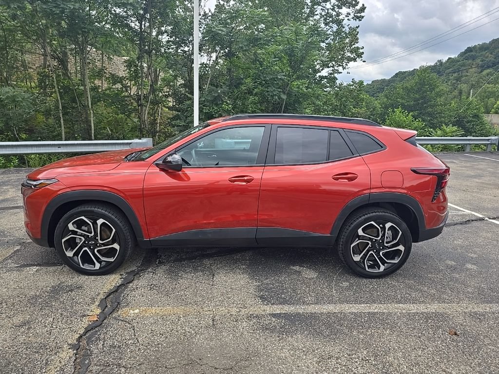Certified 2024 Chevrolet Trax RS w/ Sunroof Package FWD image 2