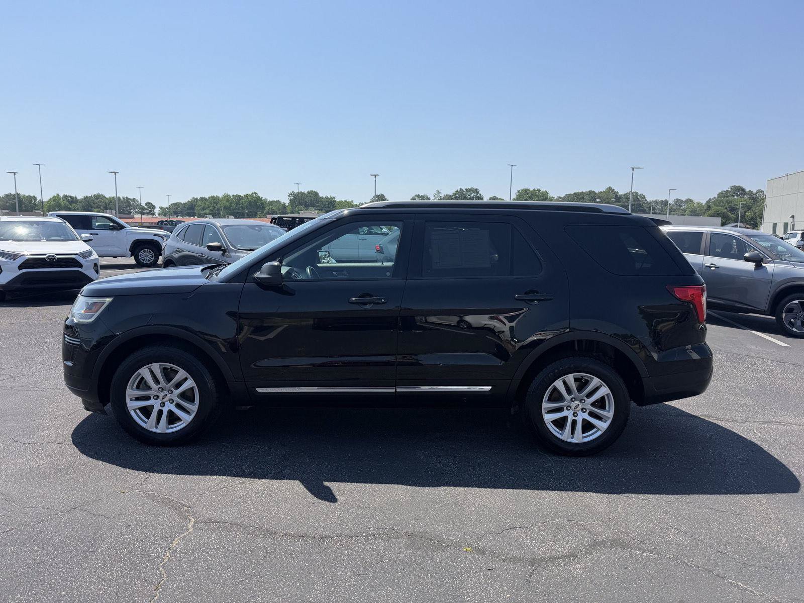 Used 2018 Ford Explorer XLT AWD/4WD image 4