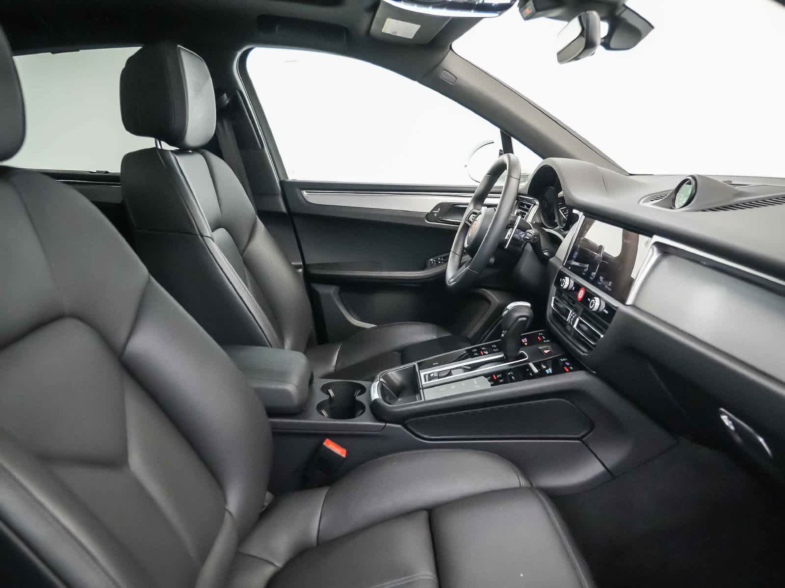 Certified 2026 Porsche Macan AWD/4WD image 18