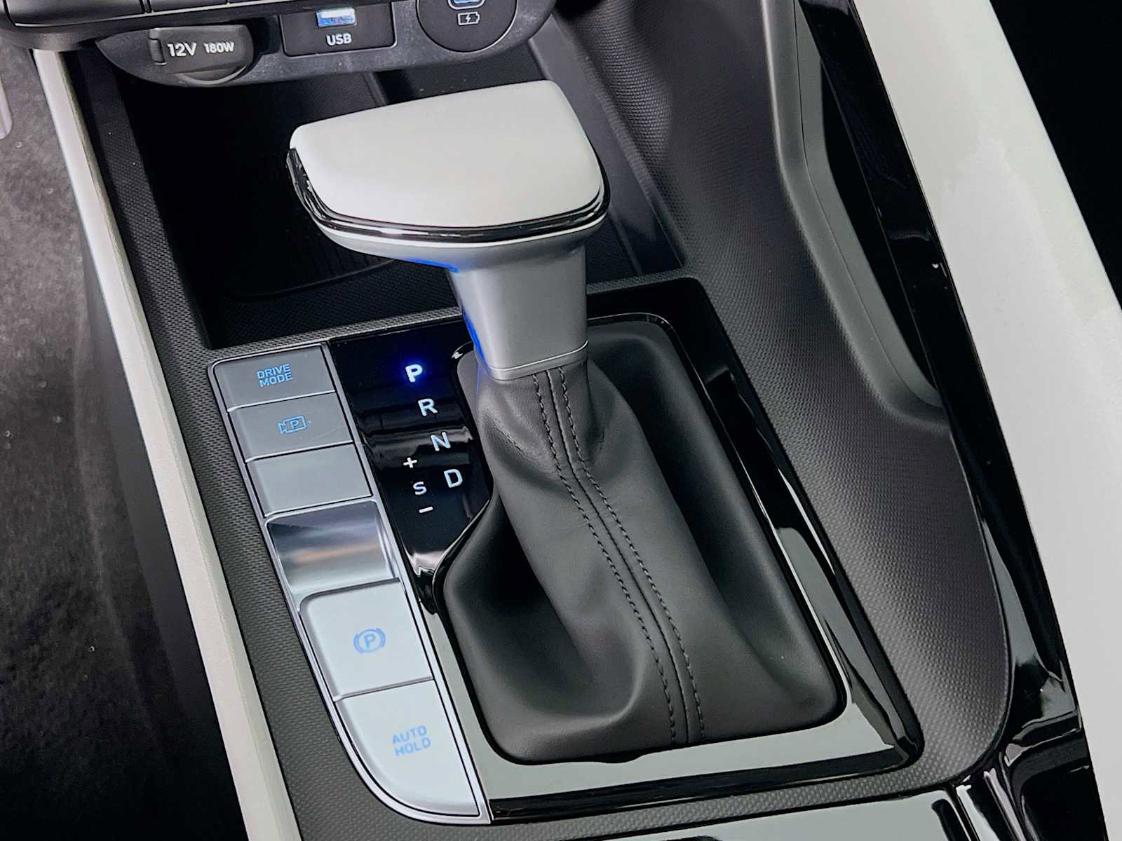 Used 2025 Hyundai Elantra Limited image 12